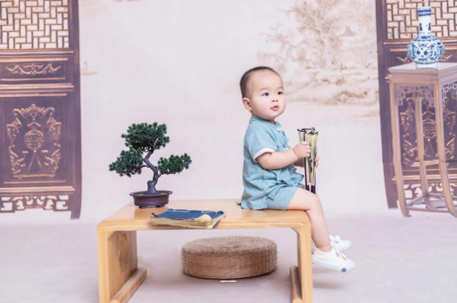 长垣宝宝边吃奶边挣扎烦躁